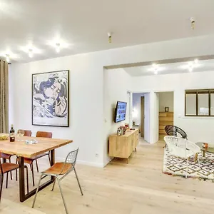 & Stylish Renovated Parisian / 6-8 Guests Apartment